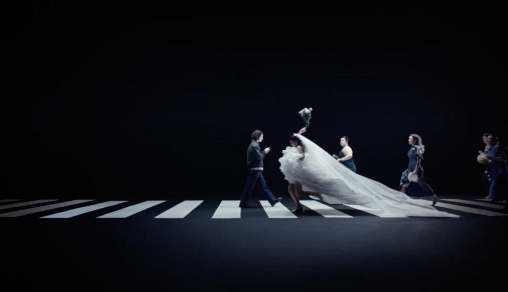 The DGT warns pedestrians about the dangers of looking at their cell phones in its new campaign
