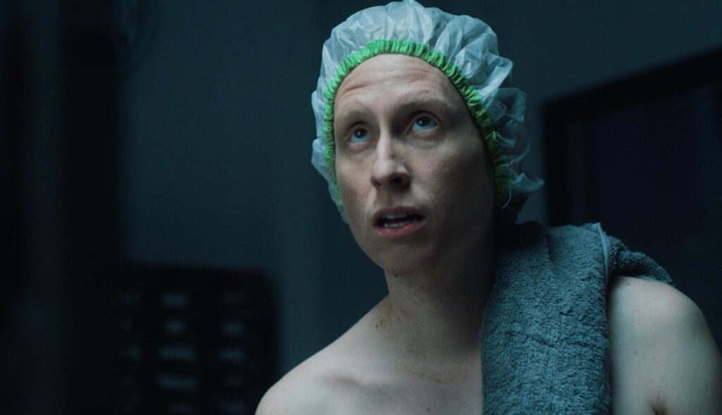 Un hombre con gorro de ducha