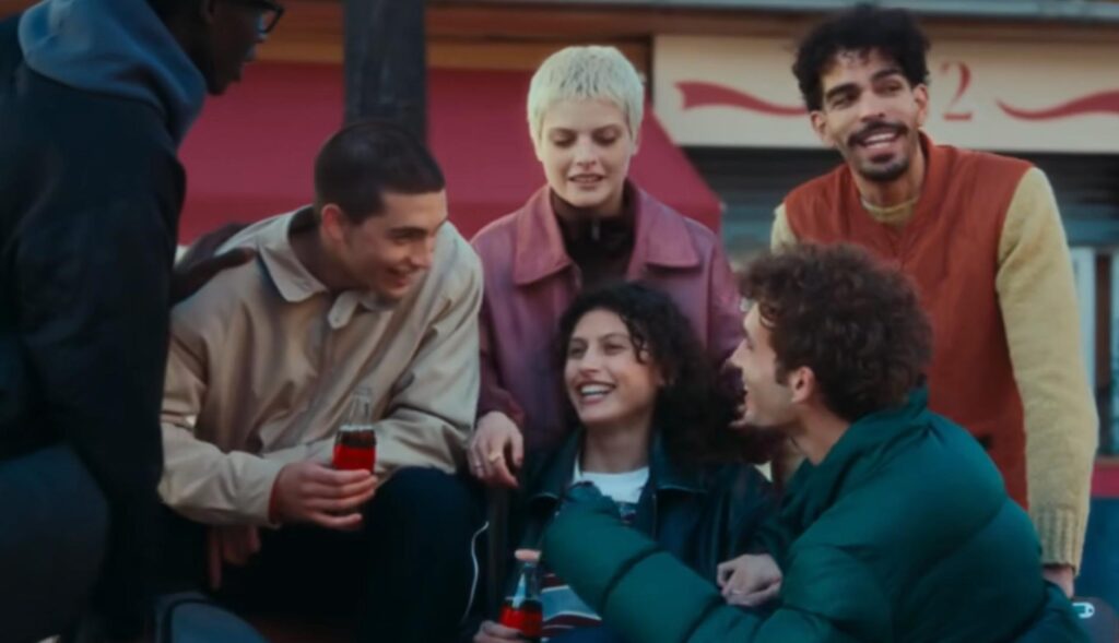 Grupo de amigos bebiendo Coca-Cola Zero