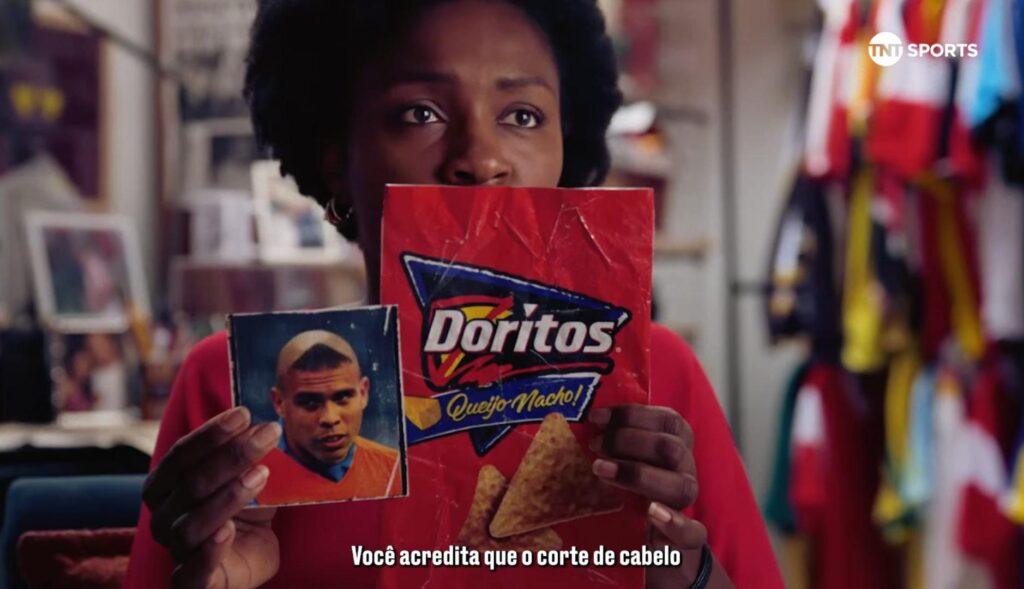 Una mujer sostiene una bolsa de Doritos y una foto de Ronaldo