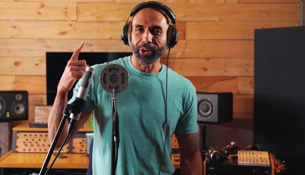 El Chojin en el estudio de grabación con los cascos frente al micrófono