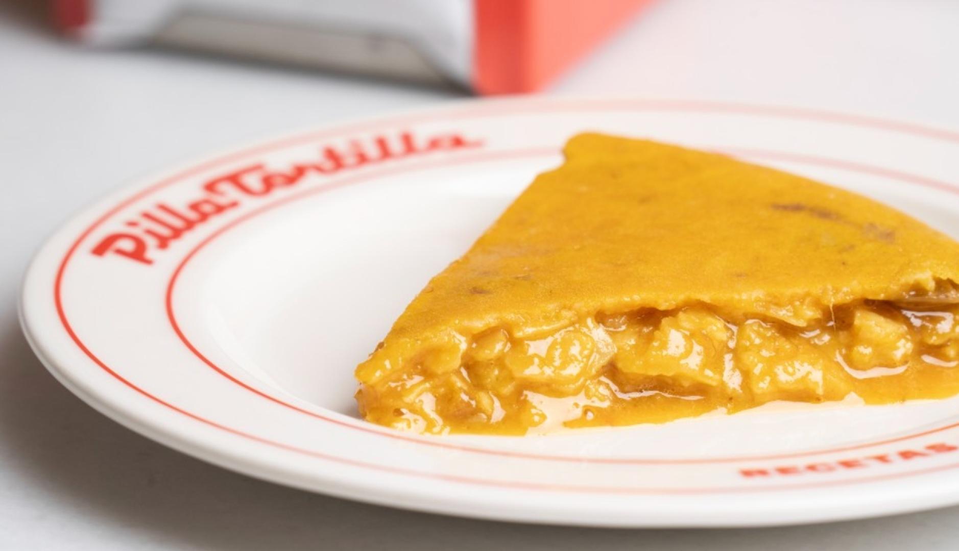 Un plato con un trozo de tortilla de patata