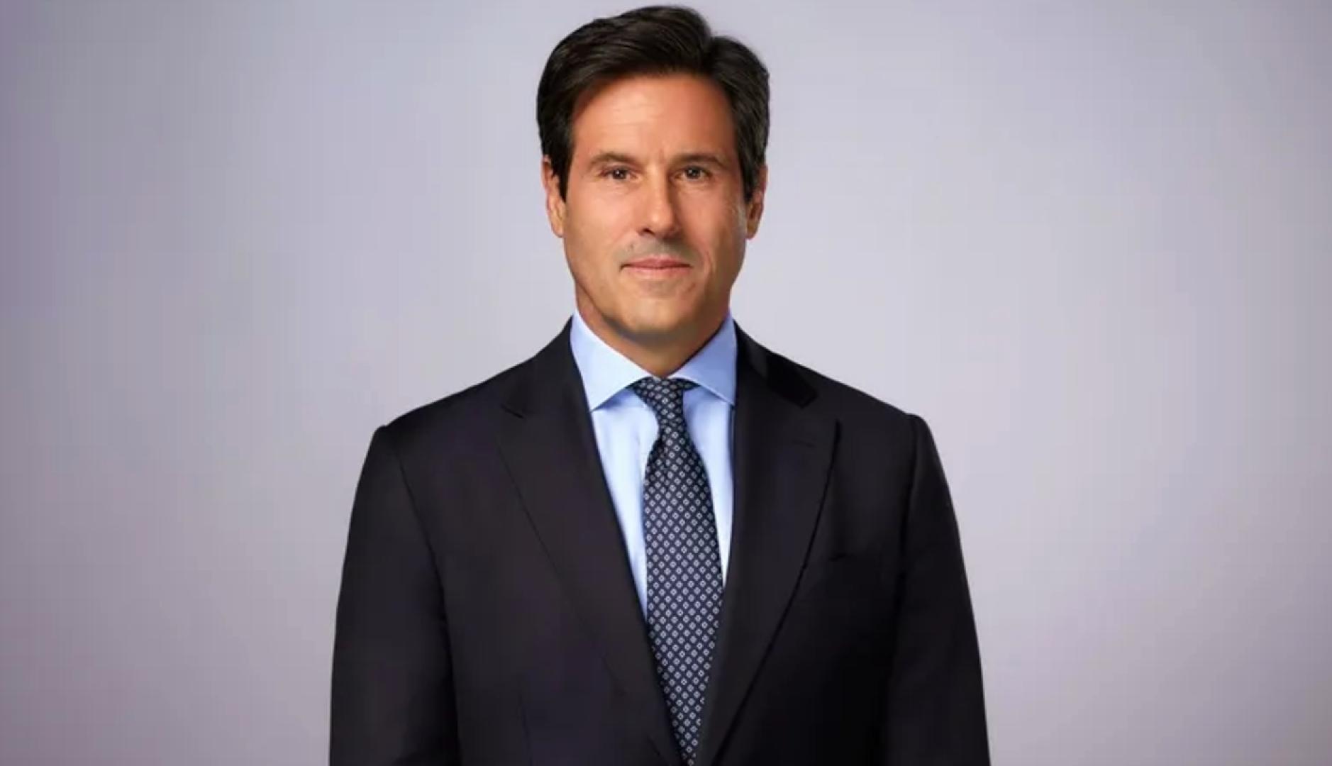 Una imagen corporativa en plano medio de Mario Rodríguez vestido con traje