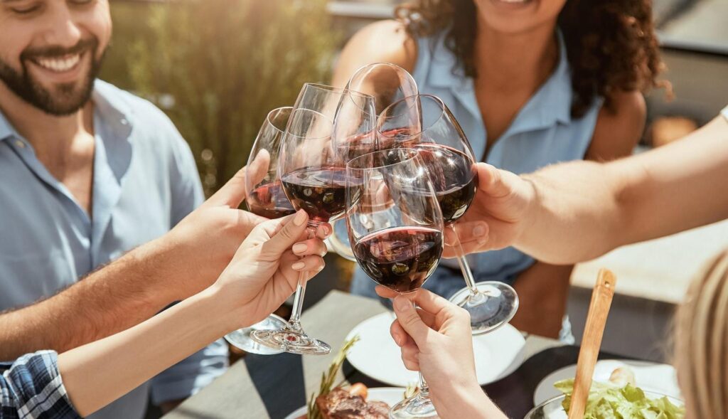 Personas brindan con copas de vino