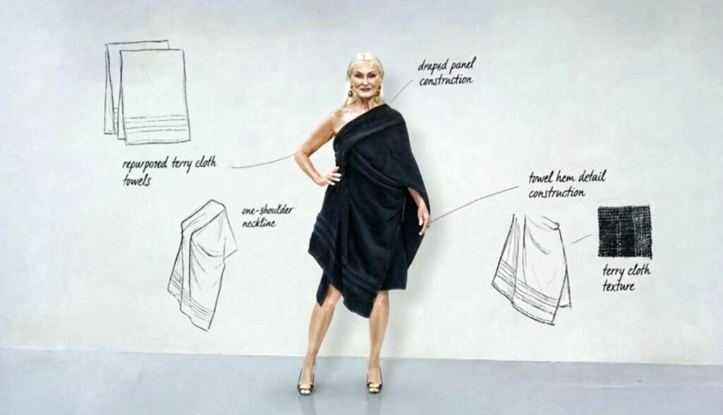Una mujer posando con un vestido hecho de otras prensas de ropa