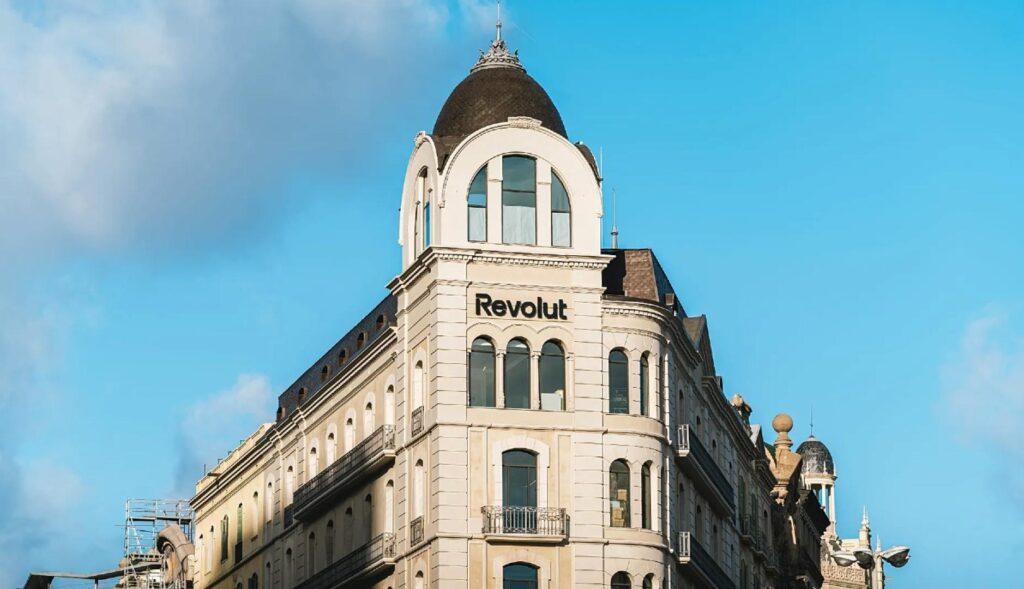 Un edificio con el logotipo de Revolut en la fachada