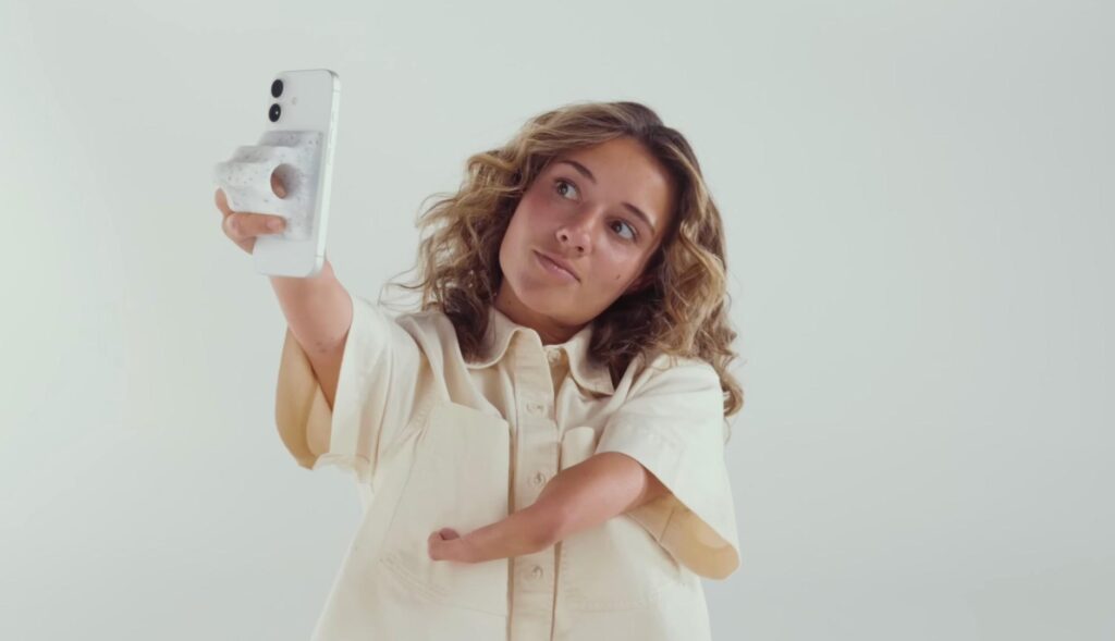 Apple relaunches its support and grip accessory to facilitate holding and accessibility of the iPhone