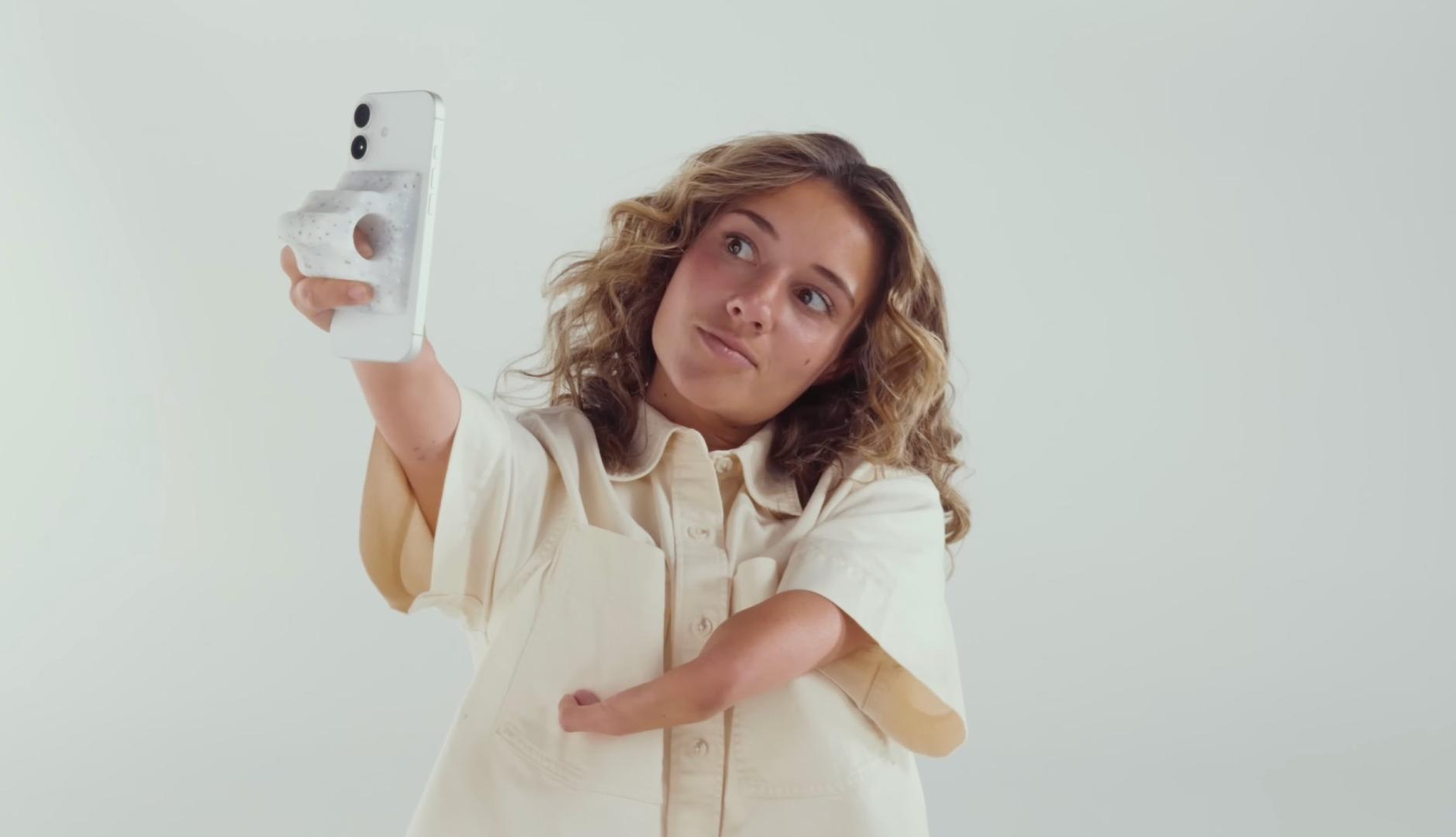 Apple relaunches its support and grip accessory to facilitate holding and accessibility of the iPhone