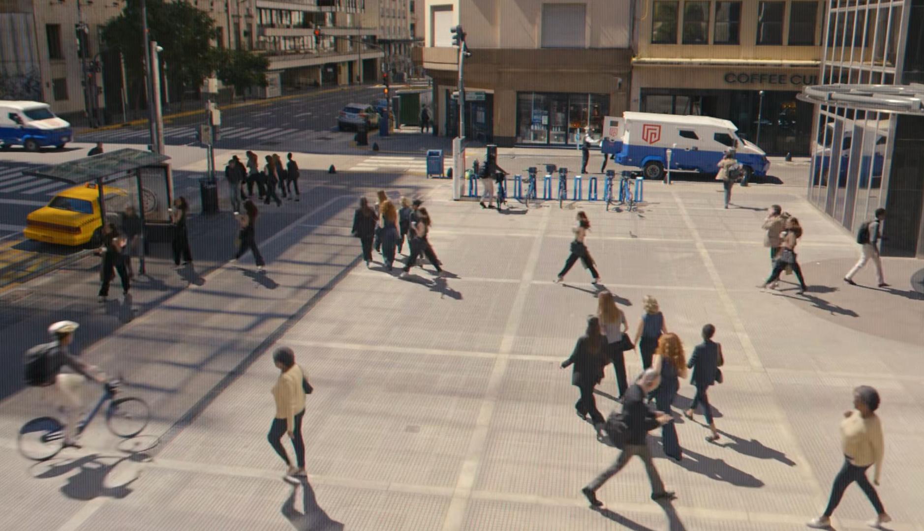 Grupos de personas cruzando una plaza