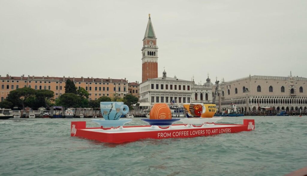 Tazas de Illy flotan en Venecia