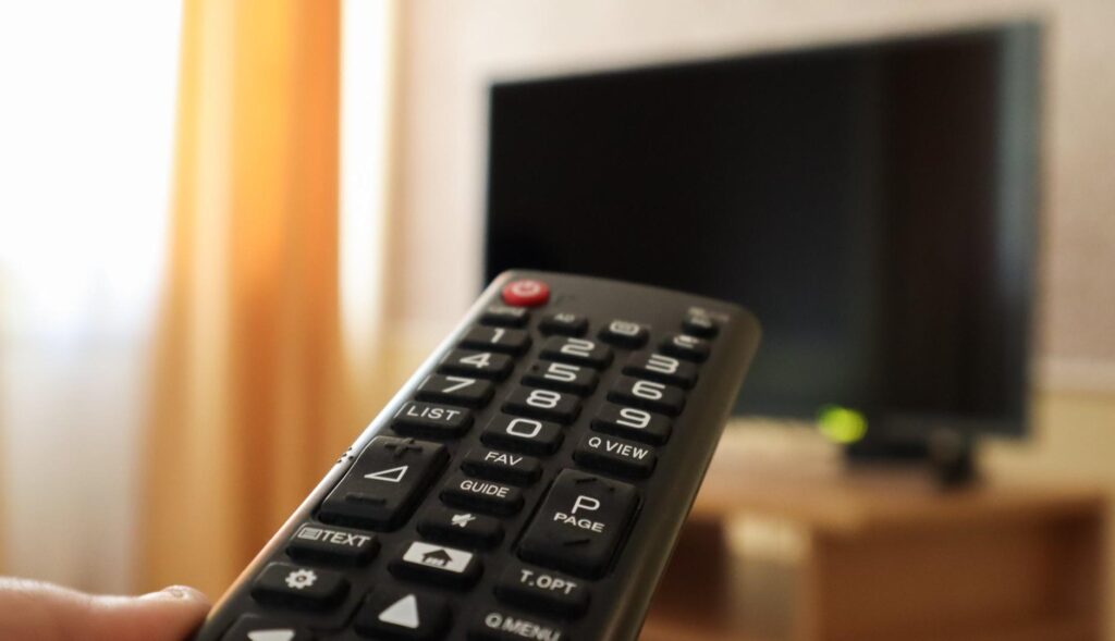 Mando a distancia apunta a televisión