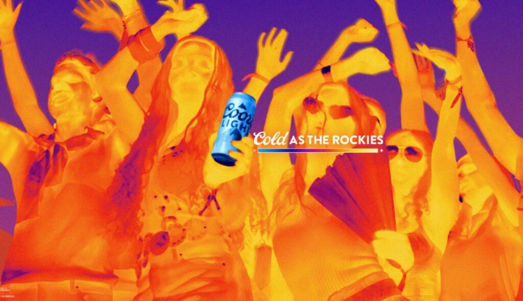 Unas personas bailando captadas con cámara térmica en tonos naranjas y la lata de Coors se mantiene en azul