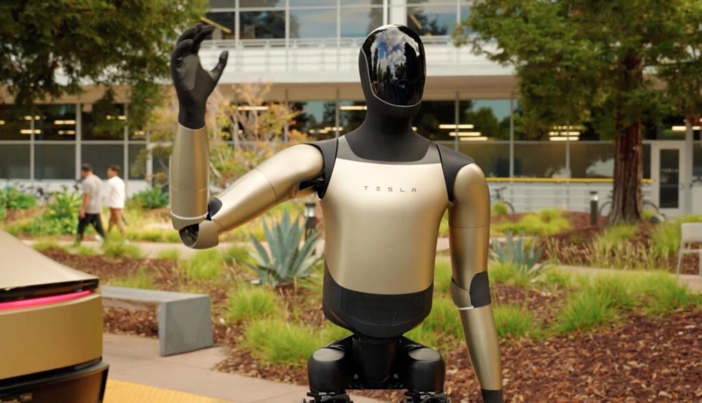 El robot Optimus de Tesla saludando en un jardín