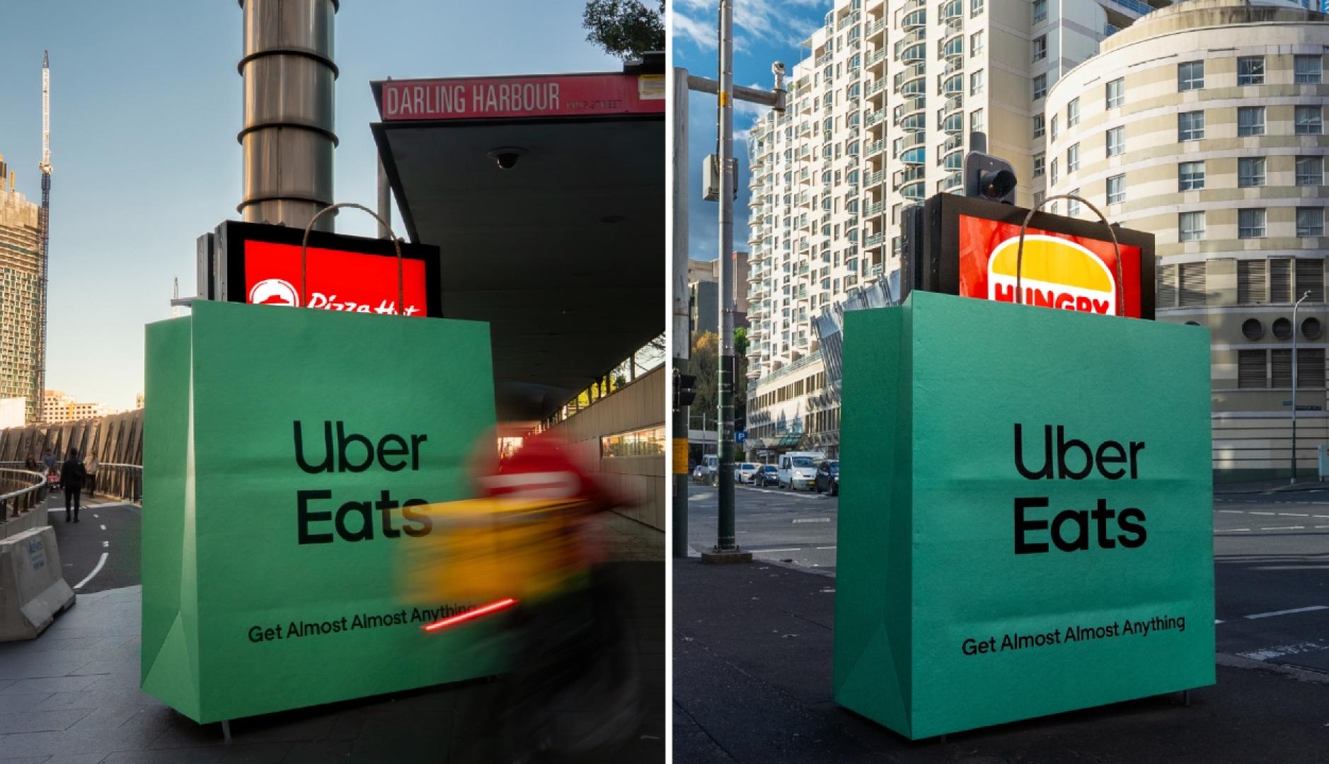 Mupis en la calle envueltos por la bolsa de Uber Eats que deja entrever los logos de Pizza Hut y Burger King