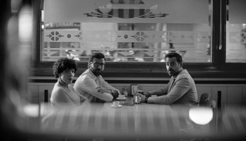 Un momento del anuncio en blanco y negro con los tres jóvenes que tienen que decidir qué van a hacer con su vida laboral