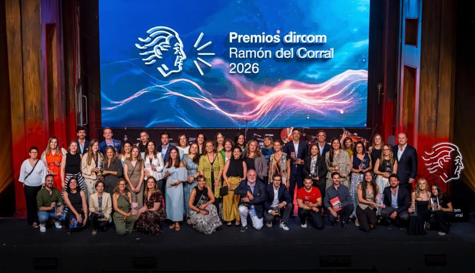 Foto de familia de todos los ganadores en el escenario
