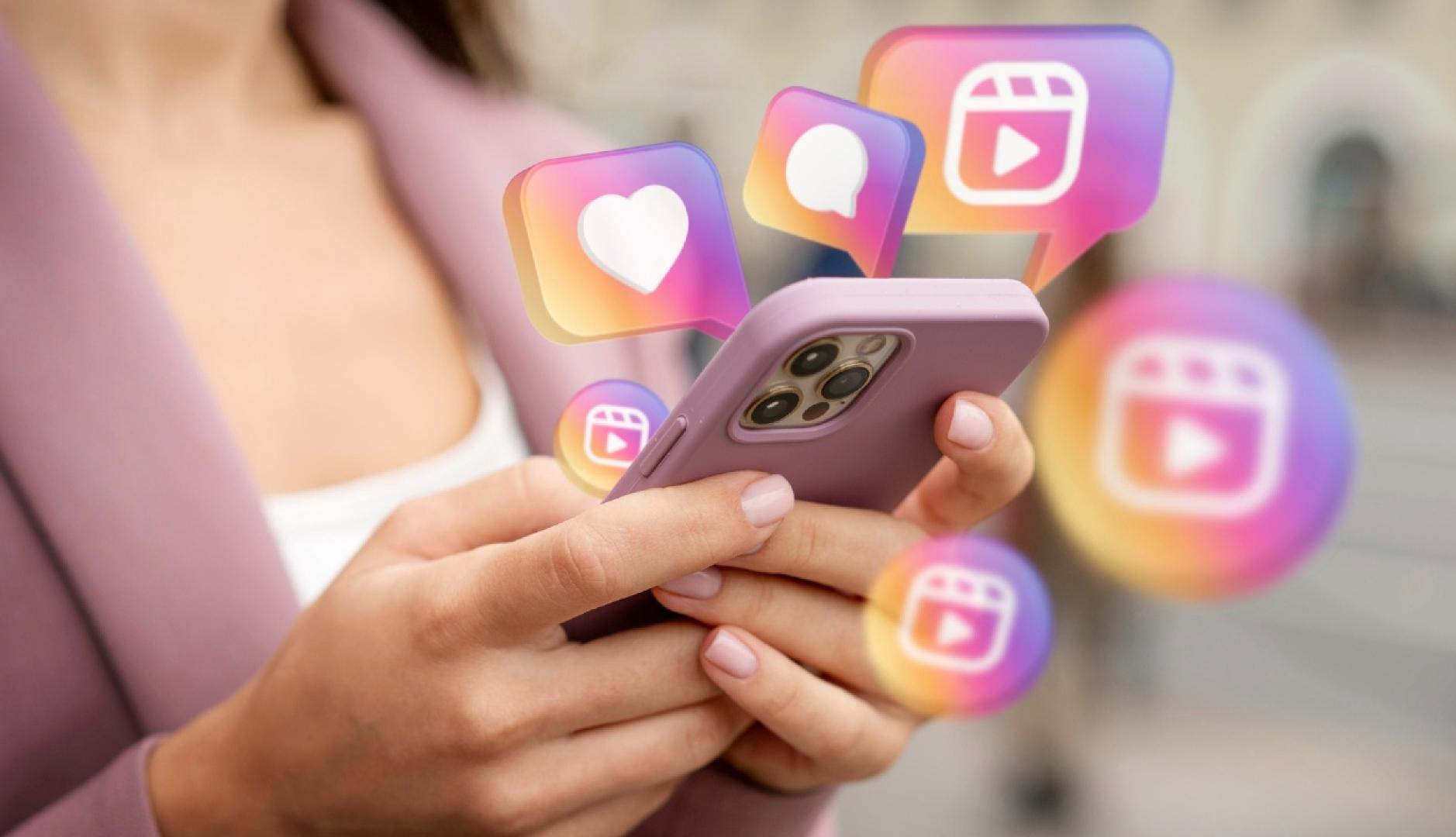Una mujer con el móvil y varios iconos de Instagram alrededor
