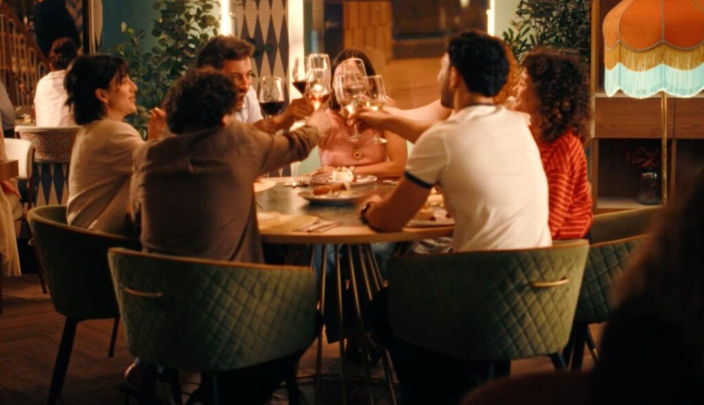 Un grupo de personas brindan en una mesa de restaurante