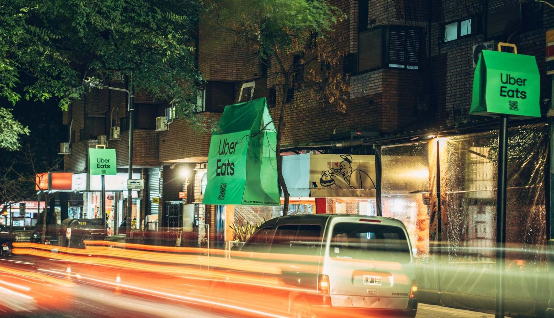The recognizable Uber Eats bag “wraps” restaurants to relaunch the platform in Argentina