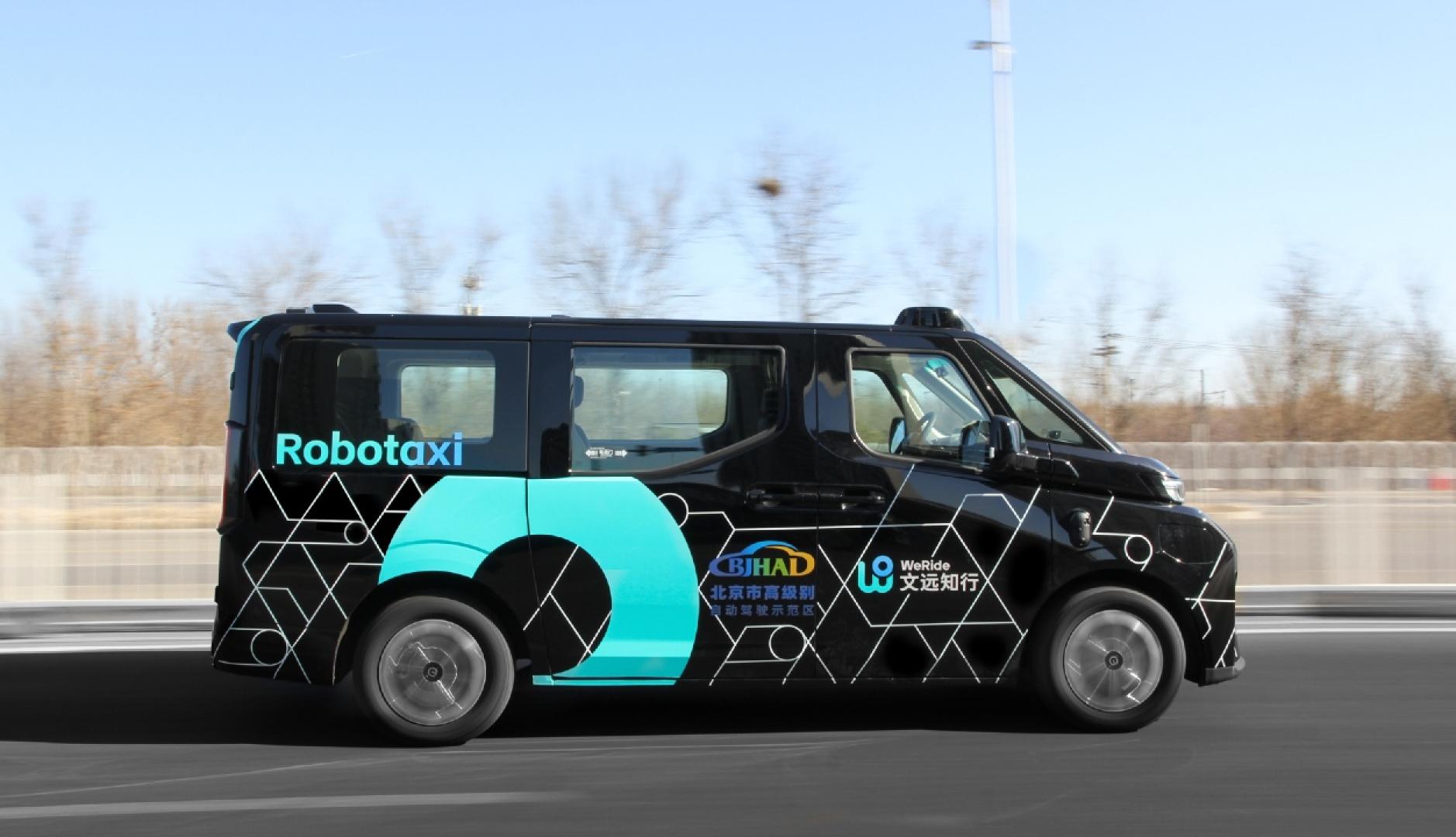 Una furgoneta robotaxi sin conductor moviéndose por la carrertera