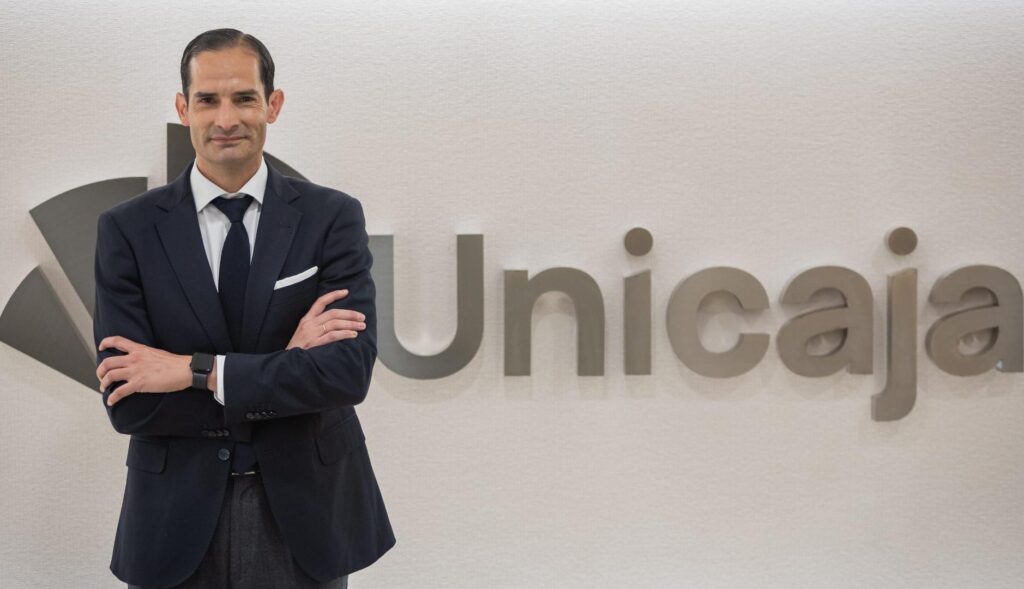 Gonzalo Saiz ante el logo de Unicaja