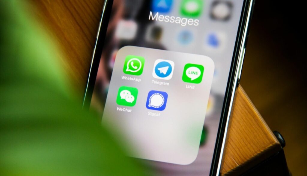 Una pantalla de teléfono con los iconos de aplicaciones de mensajería