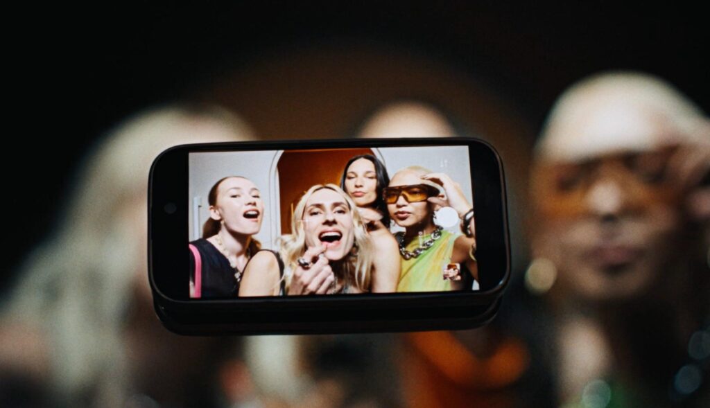 Chicas haciéndose fotos con un móvil