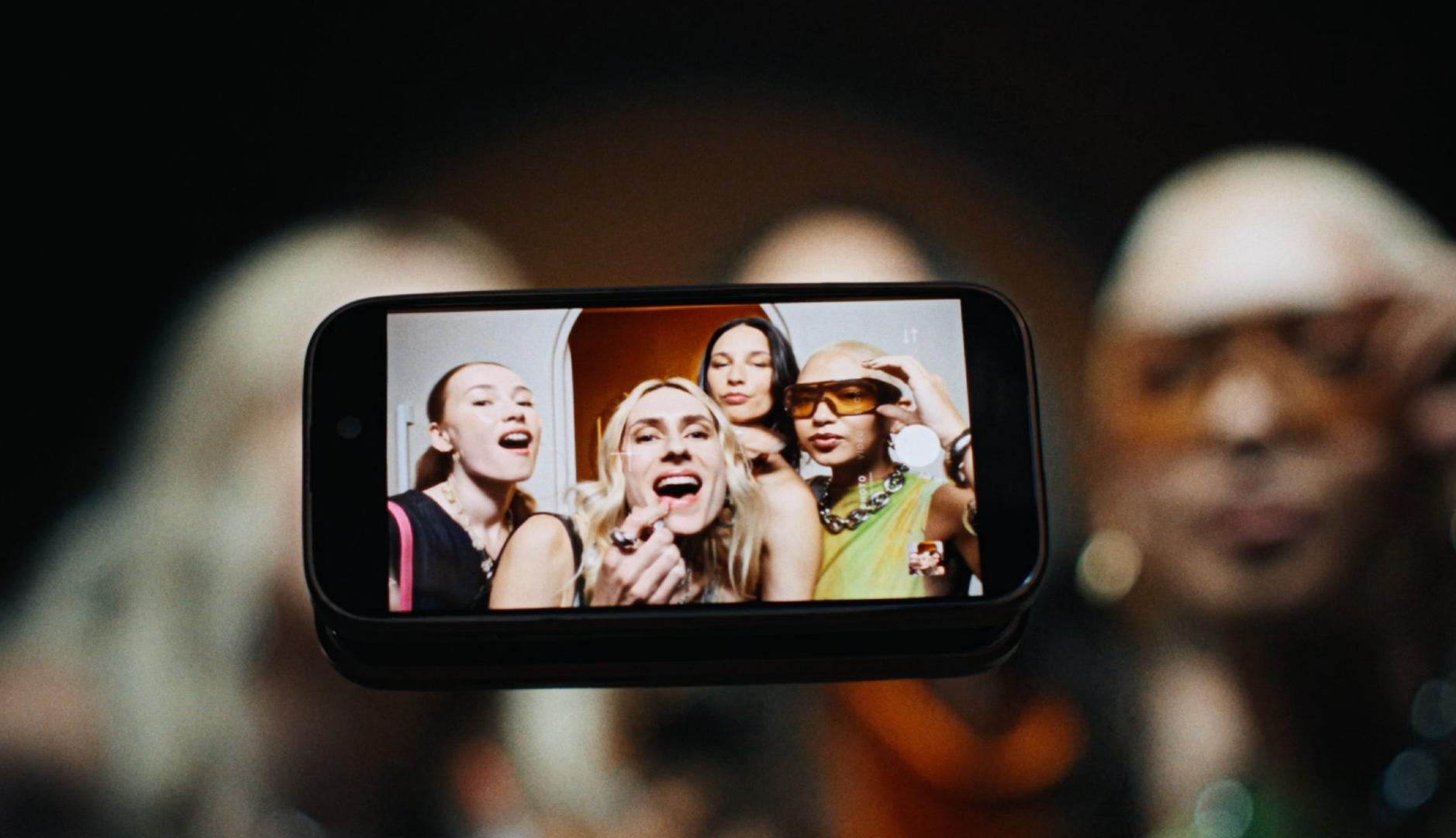Chicas haciéndose fotos con un móvil