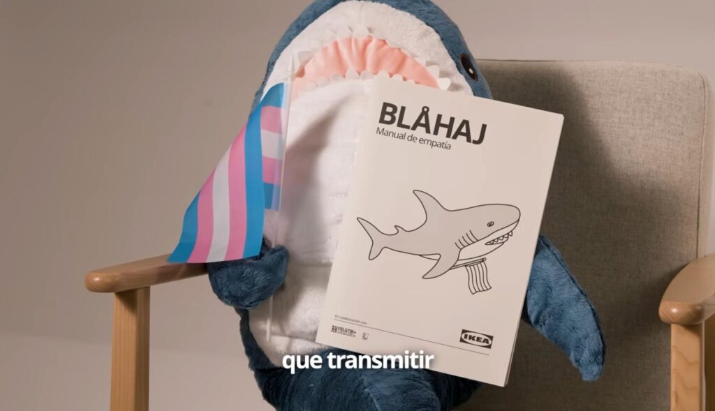 Tiburón de peluche de Ikea con una bandera trans
