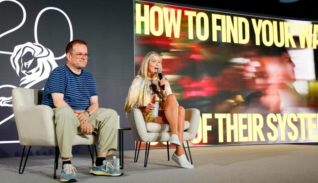 Responsables de marketing de Coinbase en una sesión de Cannes Lions