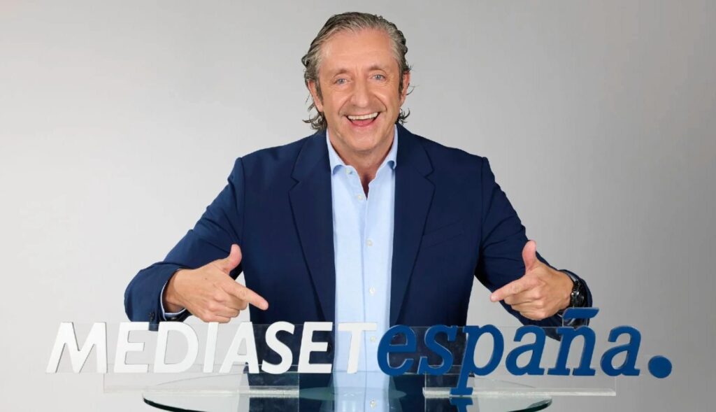 Posado de Pedrerol junto al logo de Mediaset