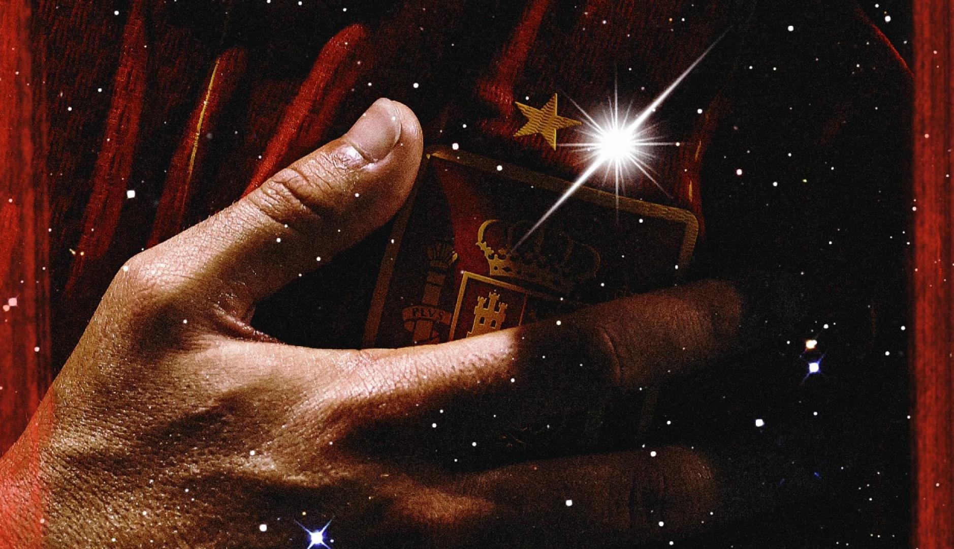 Mano sujeta escudo de España con segunda estrella