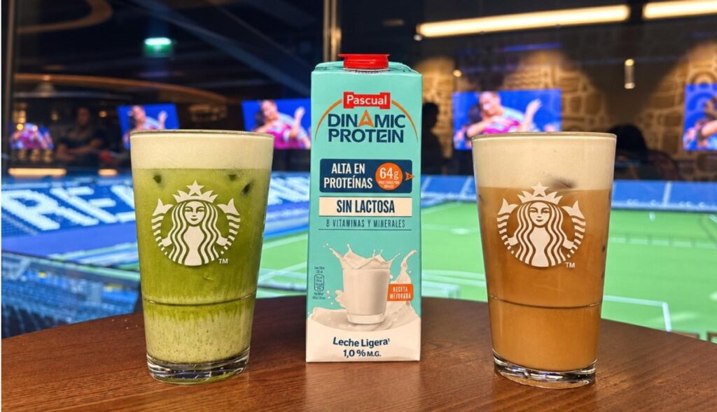 Bodegón con Protein Latte y Protein Matcha junto al brick de Dinamic Protein