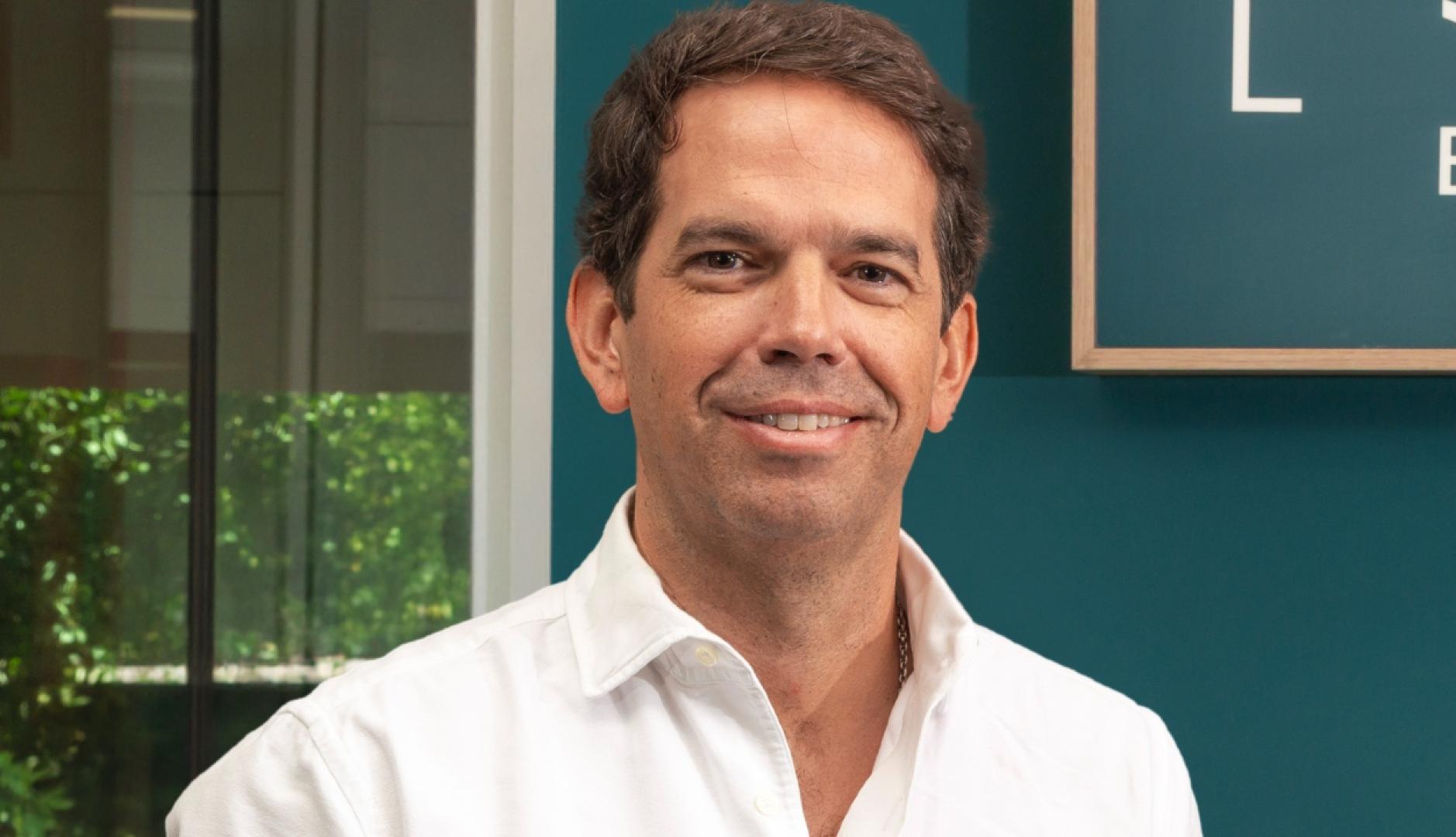 Plano medio de Álvaro de Vicente con camisa blanca