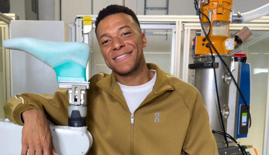 Mbappé posando en la fábrica de On