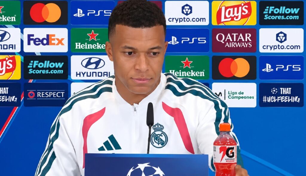Mbappé sets aside a bottle of Gatorade at a press conference, remembering Cristiano Ronaldo's gesture with Coca-Cola