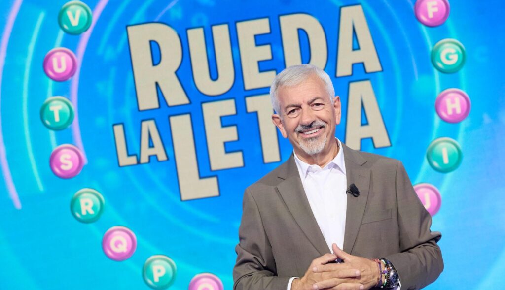 Carlos Sobera con el cartel de
