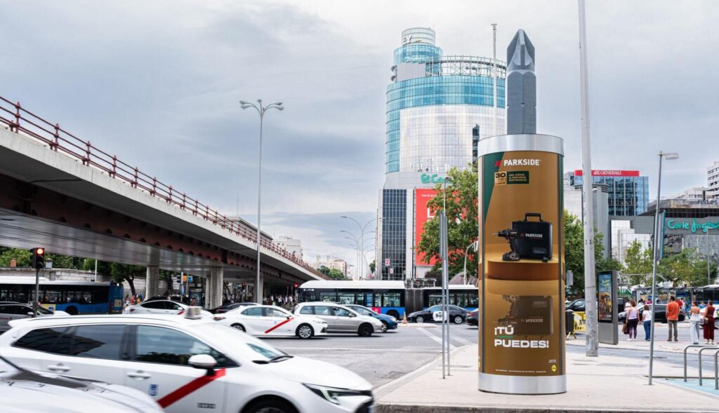 Columna publicitaria con forma de herramienta