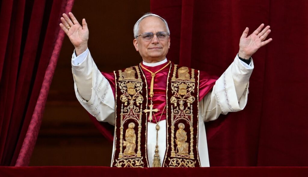 El Papa asomado a un balcón