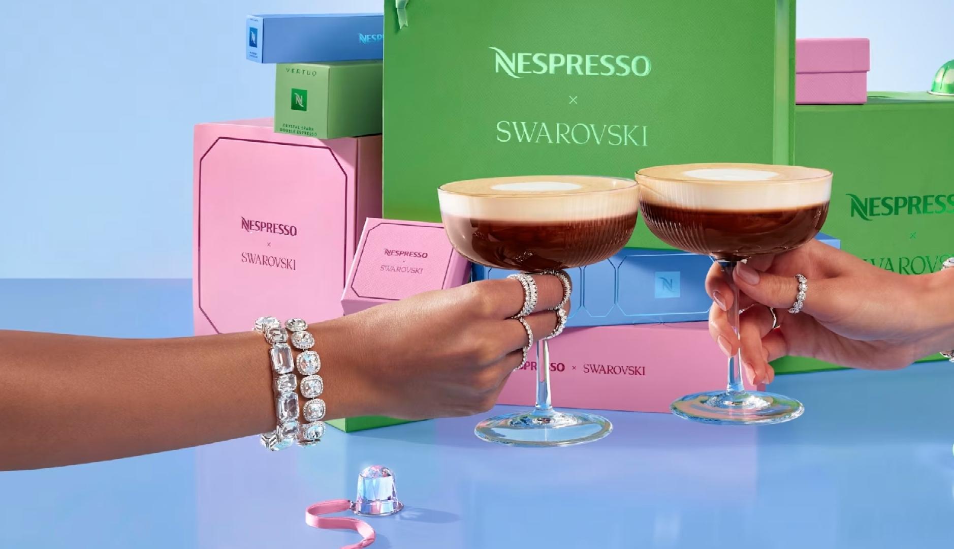 Dos manos con joyas brindando en copas con café