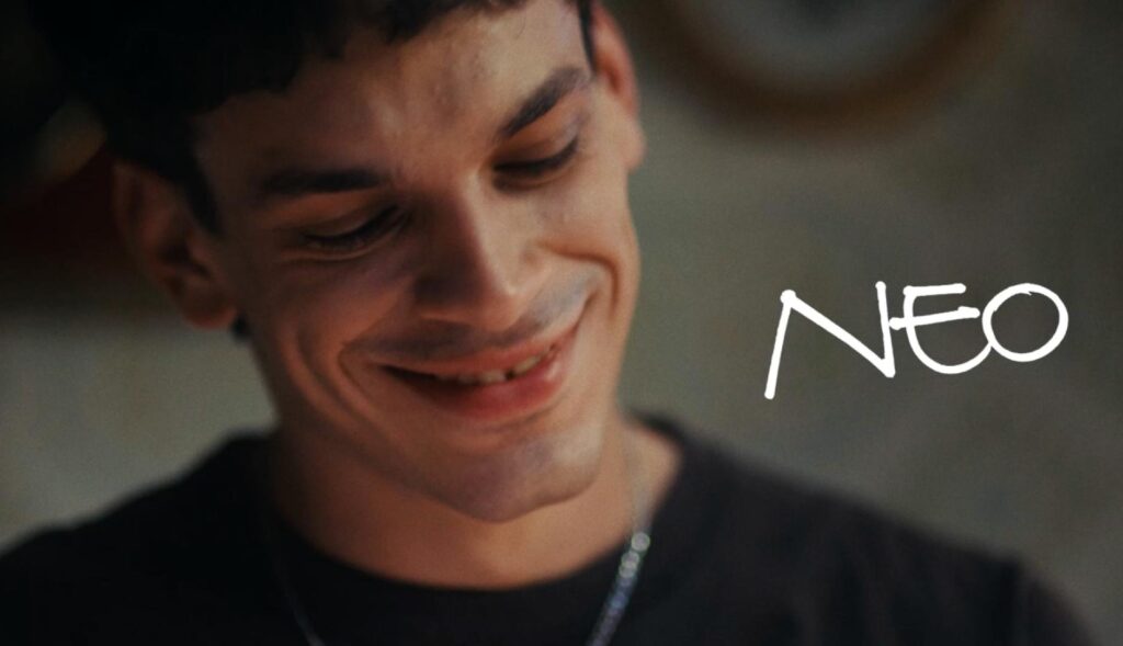 Un chico sonriendo junto al nombre Neo escrito a su lado