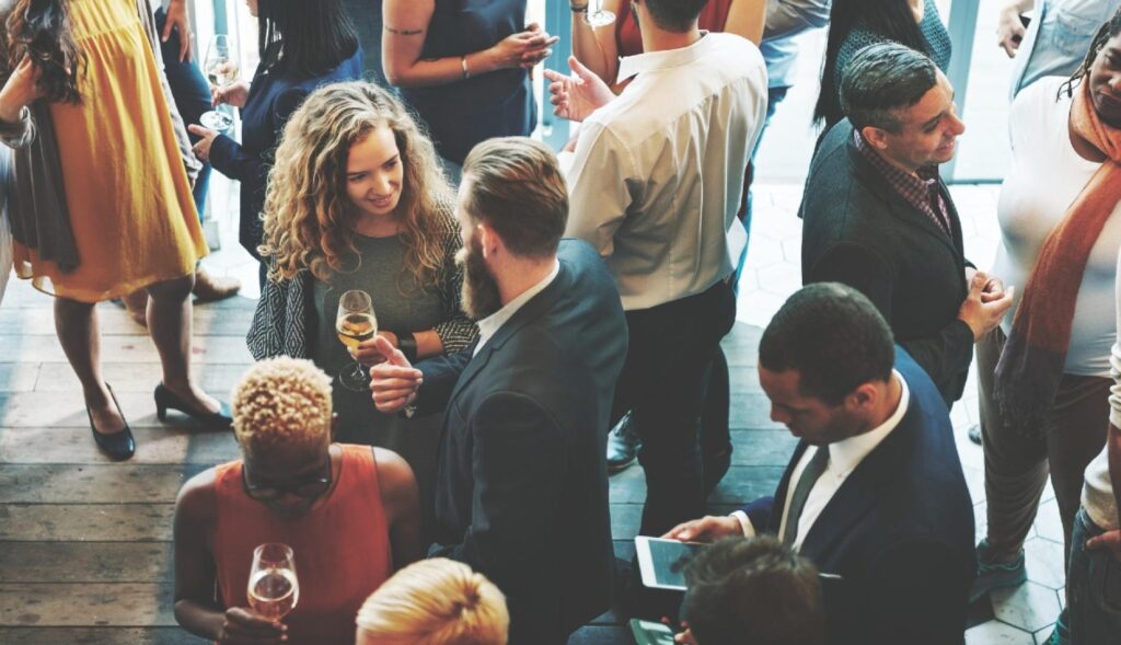 Personas haciendo networking en un evento de trabajo