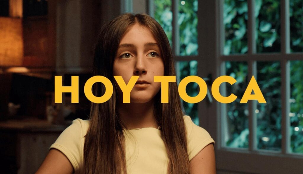 Una niña junto a la frase