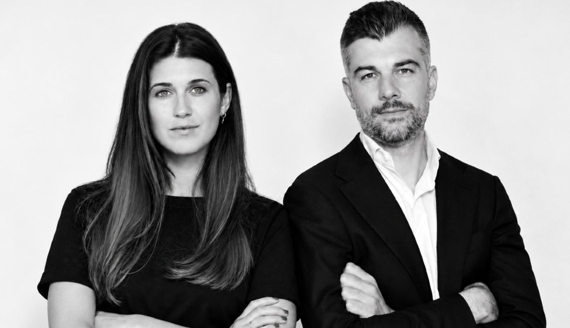 Amaia Álvarez junto a Víctor García del Barrio en un plano medio en blanco y negro