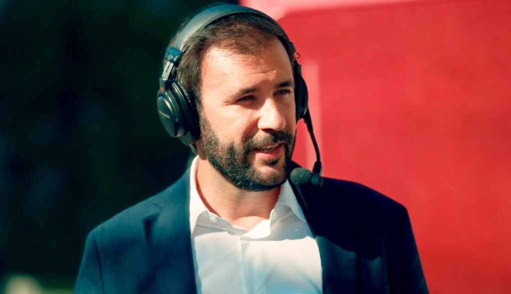 Carlos García Trillo con los auriculares hablando por la calle en Luz & Luces