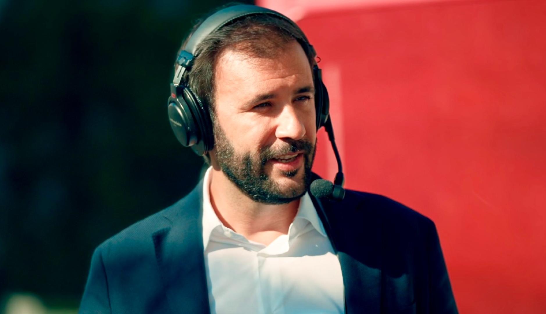 Carlos García Trillo con los auriculares hablando por la calle en Luz & Luces