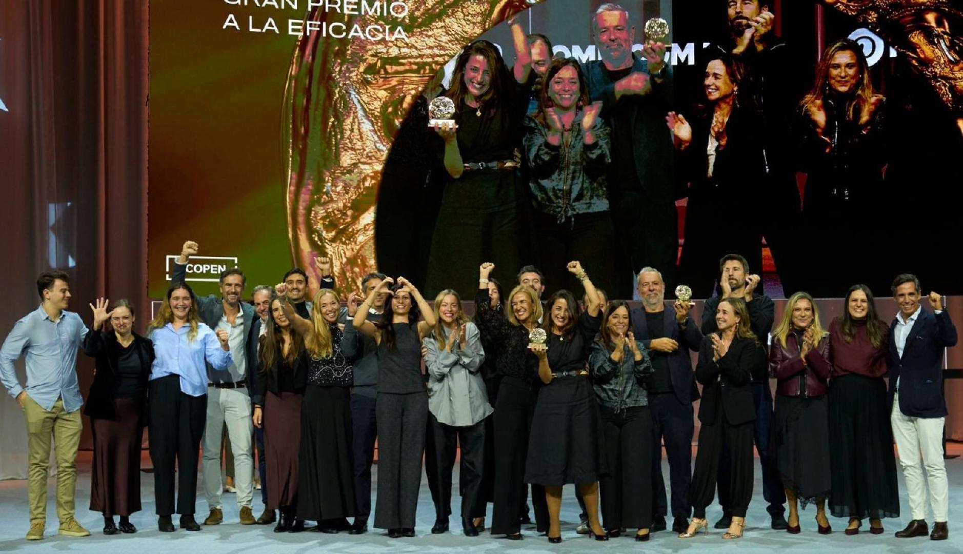 Los profesionales de Banco Sabadell y la agencia Oriol Villar recogiendo el Gran Premio Eficacia