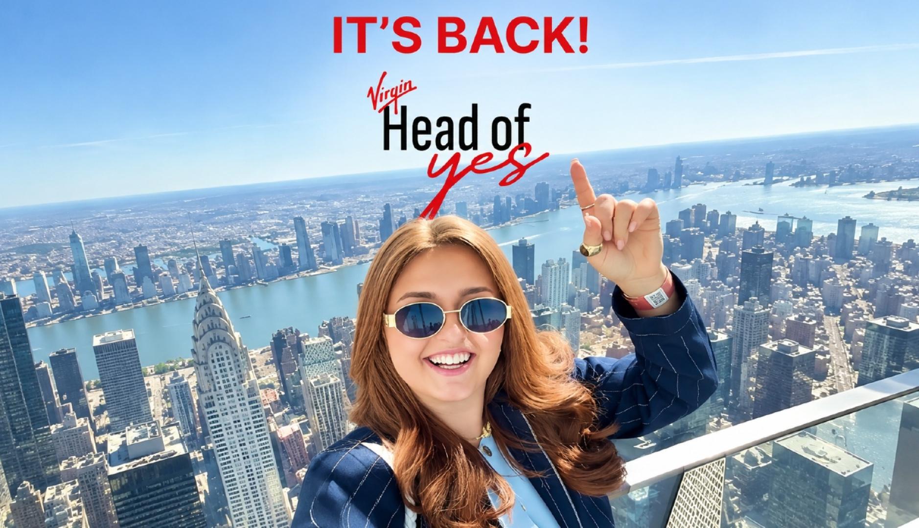 Una chica en una azotea de Nueva York junto a las letras Head of yes is back